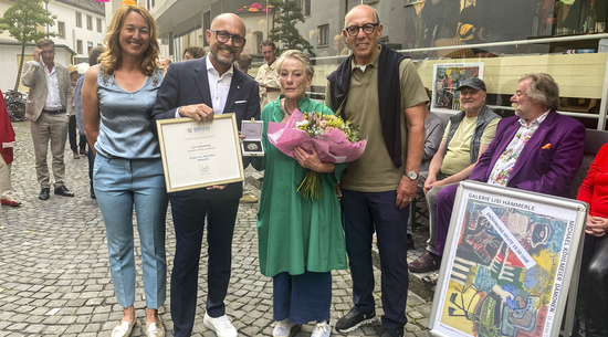 Das Bild zeigt Lisi Hämmerle mit Bürgermeister Michael Ritsch, Stadtrat Michael Rauth und Kulturservice-Leiterin Judith Reichart. © Stadt Bregenz