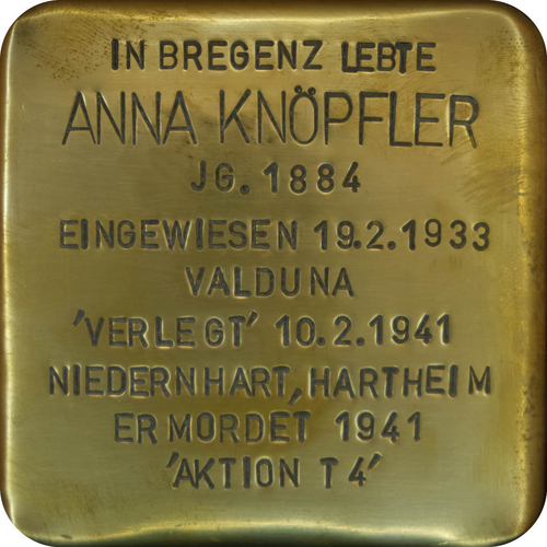 Das Bild zeigt einen sogenannten "Stolperstein". Die Steine tragen auf der Oberseite kleine Messingplatten mit dem Namen von Opfern der NS-Diktatur und werden vor deren einstigen Wohnungen im Straßen- oder Gehwegpflaster verlegt.