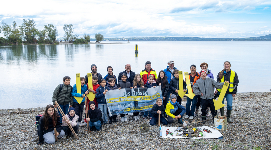 Auf dem Bild sieht man Schüler:innen der Schule Schendlingen, die beim bodenseecleanup mitmachen.