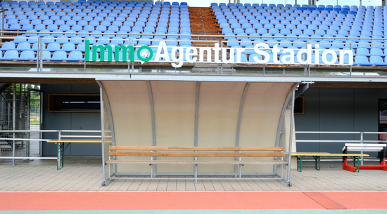 Auf dem Bild ist die Tribühne des ImmoAgentur-Stadions zu sehen. 