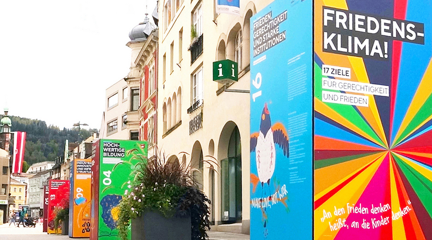 Das Bild zeigt die Rathausstraße mit SDG-Plakatständern zur Bewusstseinsbildung.
