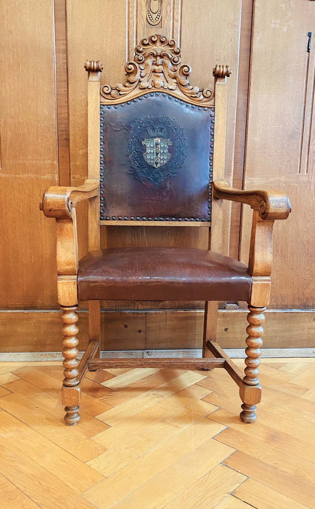 Diese Abbildung zeigt einen historischen Stuhl im Bregenzer Stadtvertretungszimmer.