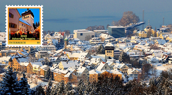 Blick auf die verschneite Bregenzer Oberstadt und auf die neue Briefmarke (© Curt Huber)