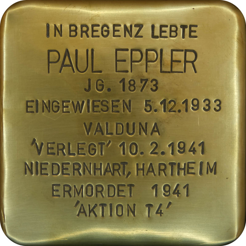 Das Bild zeigt einen sogenannten "Stolperstein". Die Steine tragen auf der Oberseite kleine Messingplatten mit dem Namen von Opfern der NS-Diktatur und werden vor deren einstigen Wohnungen im Straßen- oder Gehwegpflaster verlegt.