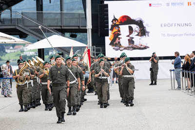 Die Militärmusik, die bei der 78. Eröffnung der Bregenzer Festspiele auf das Festspielareal einmarschiert, während sie mit ihren Blas- und Schlaginstrumenten Musik machen.