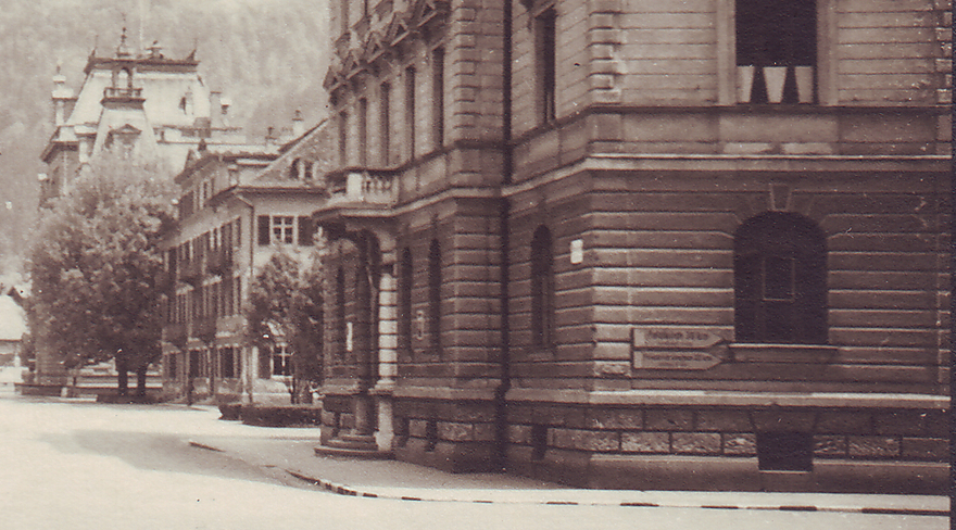 Das Schwarz-Weiß-Bild zeigt das alte Gebäude der Bezirkshauptmannschaft Bregenz, das an der Ecke Seestraße/Rathausstraße steht. 