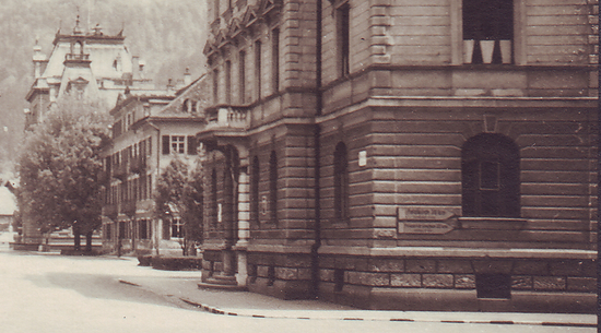 Das Schwarz-Weiß-Bild zeigt das alte Gebäude der Bezirkshauptmannschaft Bregenz, das an der Ecke Seestraße/Rathausstraße steht. 