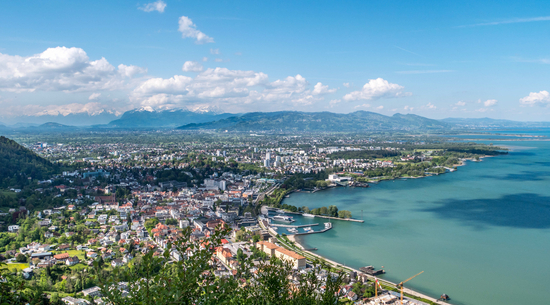 Diese Abbildung zeigt ein Panorama von Bregenz am Tag.