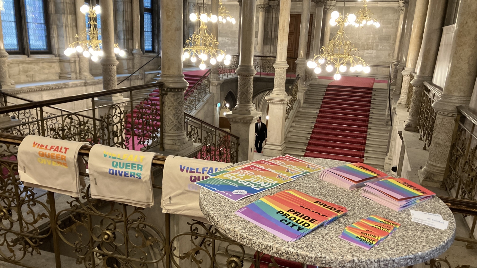 Das Bild zeigt den Infotisch des Fachbereichs LGBTIQ+ im Wiener Rathaus bei einer Fachkonferenz der Wiener Antidiskriminierungsstelle für LGBTIQ Angelegenheiten.