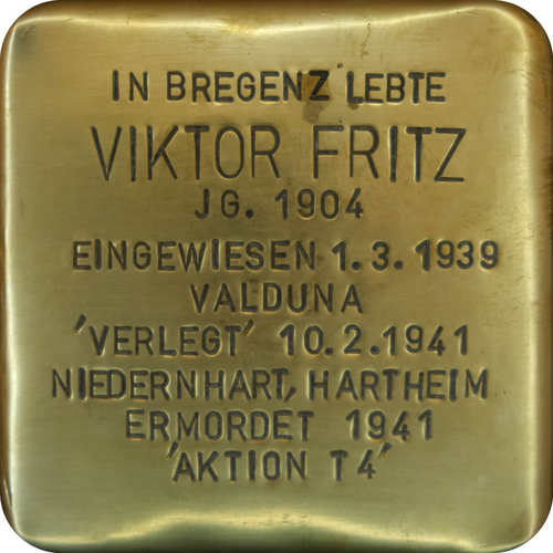 Das Bild zeigt einen sogenannten "Stolperstein". Die Steine tragen auf der Oberseite kleine Messingplatten mit dem Namen von Opfern der NS-Diktatur und werden vor deren einstigen Wohnungen im Straßen- oder Gehwegpflaster verlegt.