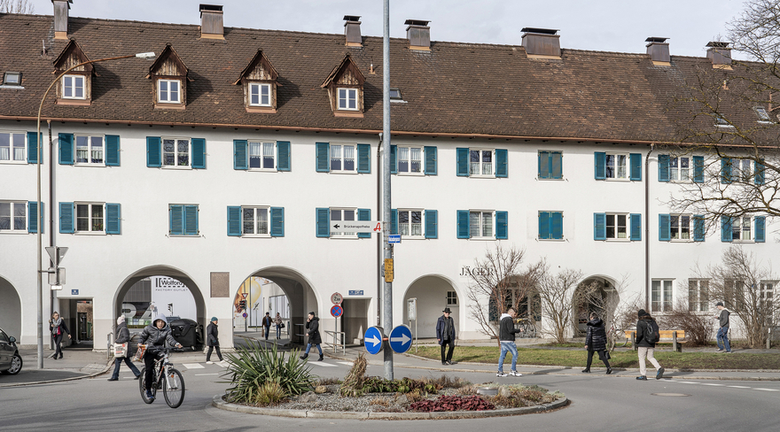 Das Bild zeigt Menschen auf dem Südtirolerplatz in Bregenz.