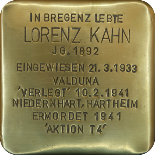 Das Bild zeigt einen sogenannten "Stolperstein". Die Steine tragen auf der Oberseite kleine Messingplatten mit dem Namen von Opfern der NS-Diktatur und werden vor deren einstigen Wohnungen im Straßen- oder Gehwegpflaster verlegt.