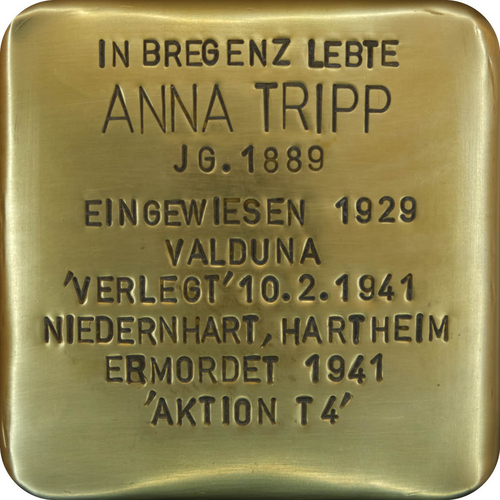 Das Bild zeigt einen sogenannten "Stolperstein". Die Steine tragen auf der Oberseite kleine Messingplatten mit dem Namen von Opfern der NS-Diktatur und werden vor deren einstigen Wohnungen im Straßen- oder Gehwegpflaster verlegt.