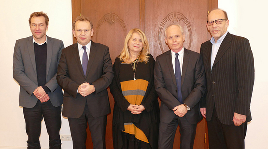Diese Abbildung zeigt den slowenischen Botschafter mit Stadtrat Michael Rauth und Stadtamtsdirektor Klaus Feurstein sowie zwei weitere Personen.