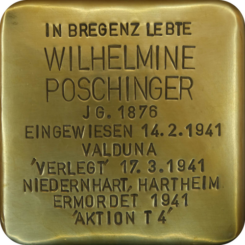 Das Bild zeigt einen sogenannten "Stolperstein". Die Steine tragen auf der Oberseite kleine Messingplatten mit dem Namen von Opfern der NS-Diktatur und werden vor deren einstigen Wohnungen im Straßen- oder Gehwegpflaster verlegt.