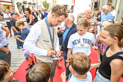 Das Bild zeigt Lukas Mähr beim Schreiben von Autogrammen mit Fans. © Udo Mittelberger