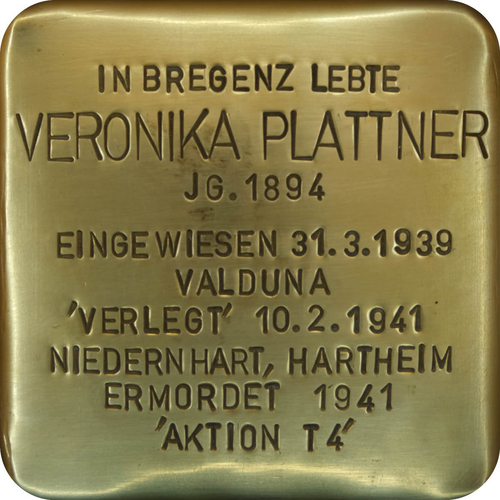 Das Bild zeigt einen sogenannten "Stolperstein". Die Steine tragen auf der Oberseite kleine Messingplatten mit dem Namen von Opfern der NS-Diktatur und werden vor deren einstigen Wohnungen im Straßen- oder Gehwegpflaster verlegt.