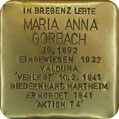 Das Bild zeigt einen sogenannten "Stolperstein". Die Steine tragen auf der Oberseite kleine Messingplatten mit dem Namen von Opfern der NS-Diktatur und werden vor deren einstigen Wohnungen im Straßen- oder Gehwegpflaster verlegt.