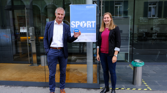 Bürgermeister Markus Linhart und Julia Sagmeister von der Dienststelle Gesundheit und Sport präsentierten den ersten Sportschulpass (© Stadt Bregenz) 