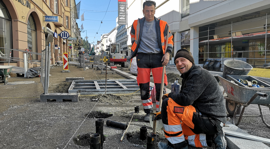 Diese Abbildung zeigt zwei Arbeiter auf der Baustelle in der Römerstraße.