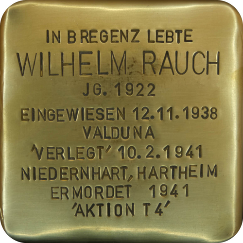 Das Bild zeigt einen sogenannten "Stolperstein". Die Steine tragen auf der Oberseite kleine Messingplatten mit dem Namen von Opfern der NS-Diktatur und werden vor deren einstigen Wohnungen im Straßen- oder Gehwegpflaster verlegt.