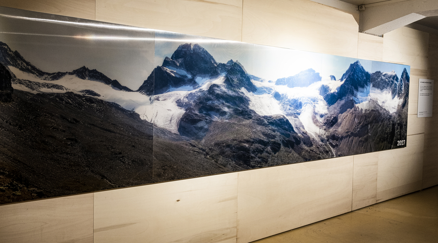 Diese Abbildung zeigt ein Kunstwerk, auf welchem Berge zu sehen sind.