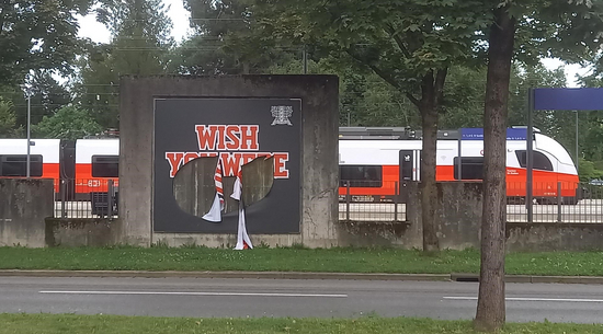 im Bild zu sehen ist ein durch Gewalt zerstörtes Billboad der Ausstellung "Wish You Were Gay" von Anne Imhof im Kunsthaus Bregenz. Das Billboard steht an der Seestraße in Bregenz.
