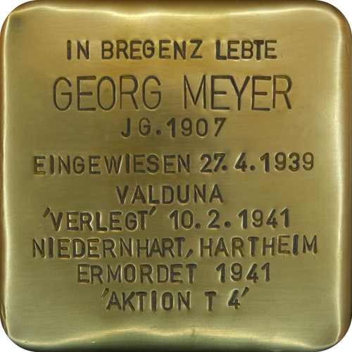 Das Bild zeigt einen sogenannten "Stolperstein". Die Steine tragen auf der Oberseite kleine Messingplatten mit dem Namen von Opfern der NS-Diktatur und werden vor deren einstigen Wohnungen im Straßen- oder Gehwegpflaster verlegt.