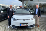Bürgermeister Michael Ritsch und Strolz-Geschäftsführer Jörg Peham mit dem neuen Elektroauto (© Stadt Bregenz) 