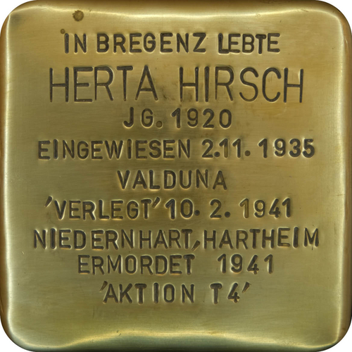 Das Bild zeigt einen sogenannten "Stolperstein". Die Steine tragen auf der Oberseite kleine Messingplatten mit dem Namen von Opfern der NS-Diktatur und werden vor deren einstigen Wohnungen im Straßen- oder Gehwegpflaster verlegt.