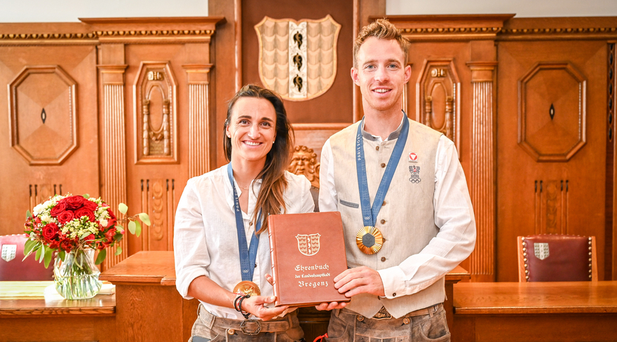 Olympiasieger Lara Vadlau und Lukas Mähr mit dem goldenen Buch der Stadt.