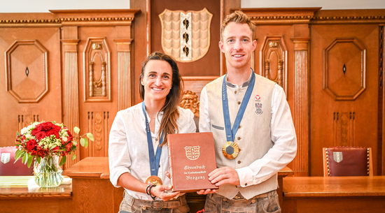 Olympiasieger Lara Vadlau und Lukas Mähr mit dem goldenen Buch der Stadt.