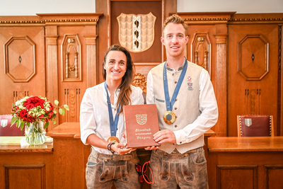 Olympiasieger Lara Vadlau und Lukas Mähr mit dem goldenen Buch der Stadt.