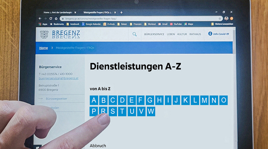 Hier ist abgebildet, wie ein:e Bürger:in sich im FAQs der Stadt Bregenz die verschiedenen Dienstleistungen anschaut.