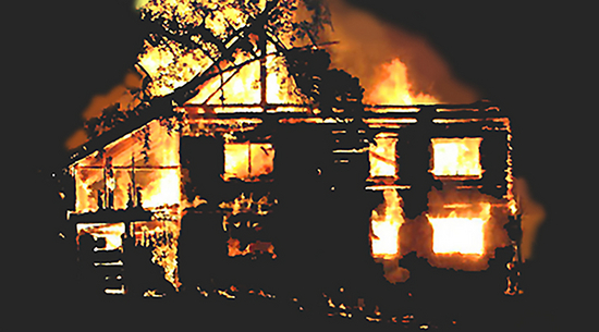 Brand eines Gebäudes im Ortsteil Fluh im August 2017 (© Feuerwehr Fluh)