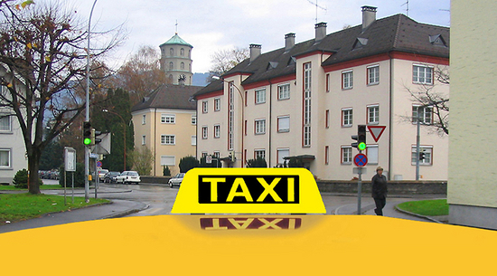 Diese Abbildung zeigt das Dach eines Autos, auf welchem ein "Taxi" Schild angebracht ist.
