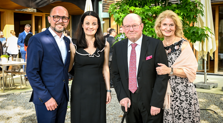 Auf diesem Foto sind der Bürgermeister Michael Ritsch mit seiner Frau Yvonne und Siegi Gasser mit seiner Gattin abgebildet.