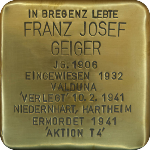 Das Bild zeigt einen sogenannten "Stolperstein". Die Steine tragen auf der Oberseite kleine Messingplatten mit dem Namen von Opfern der NS-Diktatur und werden vor deren einstigen Wohnungen im Straßen- oder Gehwegpflaster verlegt.