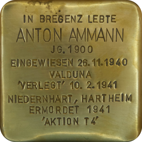 Das Bild zeigt einen sogenannten "Stolperstein". Die Steine tragen auf der Oberseite kleine Messingplatten mit dem Namen von Opfern der NS-Diktatur und werden vor deren einstigen Wohnungen im Straßen- oder Gehwegpflaster verlegt.