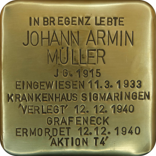 Das Bild zeigt einen sogenannten "Stolperstein". Die Steine tragen auf der Oberseite kleine Messingplatten mit dem Namen von Opfern der NS-Diktatur und werden vor deren einstigen Wohnungen im Straßen- oder Gehwegpflaster verlegt.