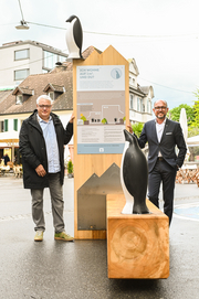Bürgermeister Michael Ritsch (li.) mit Stadtrat Heribert Hehle vor der Installation am Sparkassenplatz © Udo Mittelberger