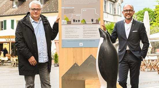 Bürgermeister Michael Ritsch (li.) mit Stadtrat Heribert Hehle vor der Installation am Sparkassenplatz © Udo Mittelberger