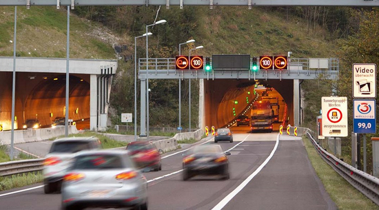 Auf dem Bild ist der Pfändertunnel in Bregenz mit Autos zu sehen. 