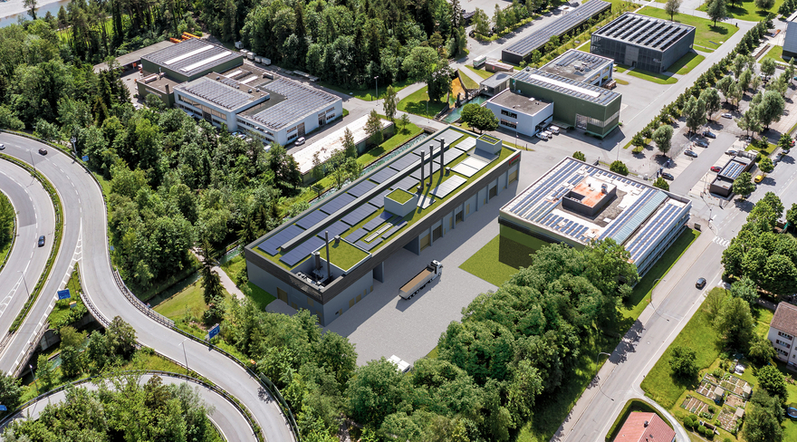 Das Bild zeigt eine Luftaufnahme des Geländes an der Weidachstraße mit dem Rendering des geplanten Biomasse-Heizkraftwerks der Nahwärme Weidach GmbH.