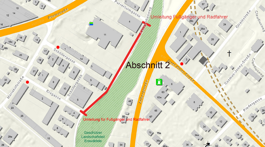 Diese Abbildung zeigt eine Stadtkarte, in welcher die Umleitung für Fußgänger:innen und Fahrradfahrer:innen rot gekennzeichnet ist. Die Strecke geht entlang des Erawäldeles.