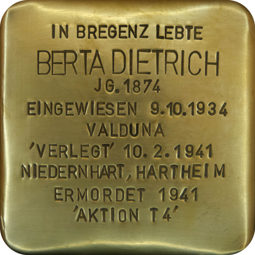 Das Bild zeigt einen sogenannten "Stolperstein". Die Steine tragen auf der Oberseite kleine Messingplatten mit dem Namen von Opfern der NS-Diktatur und werden vor deren einstigen Wohnungen im Straßen- oder Gehwegpflaster verlegt.