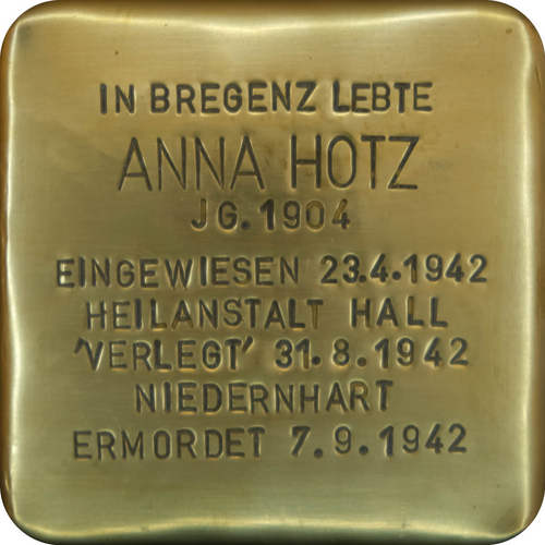 Das Bild zeigt einen sogenannten "Stolperstein". Die Steine tragen auf der Oberseite kleine Messingplatten mit dem Namen von Opfern der NS-Diktatur und werden vor deren einstigen Wohnungen im Straßen- oder Gehwegpflaster verlegt.