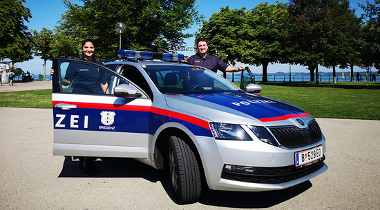 Diese Abbildung zeigt einen Polizisten und eine Polizistin der Stadtpolizei mit ihrem neuen Dienstwagen - Ein Skoda Oktavia.