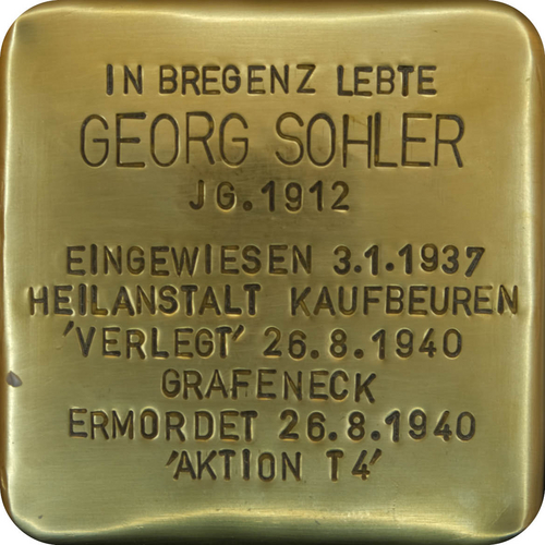 Das Bild zeigt einen sogenannten "Stolperstein". Die Steine tragen auf der Oberseite kleine Messingplatten mit dem Namen von Opfern der NS-Diktatur und werden vor deren einstigen Wohnungen im Straßen- oder Gehwegpflaster verlegt.