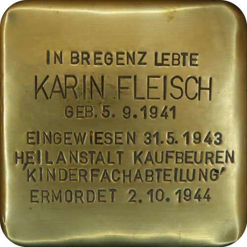 Das Bild zeigt einen sogenannten "Stolperstein". Die Steine tragen auf der Oberseite kleine Messingplatten mit dem Namen von Opfern der NS-Diktatur und werden vor deren einstigen Wohnungen im Straßen- oder Gehwegpflaster verlegt.